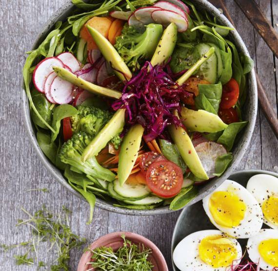 Schale mit verschiedenen Gemüsesorten, Salat und Ei