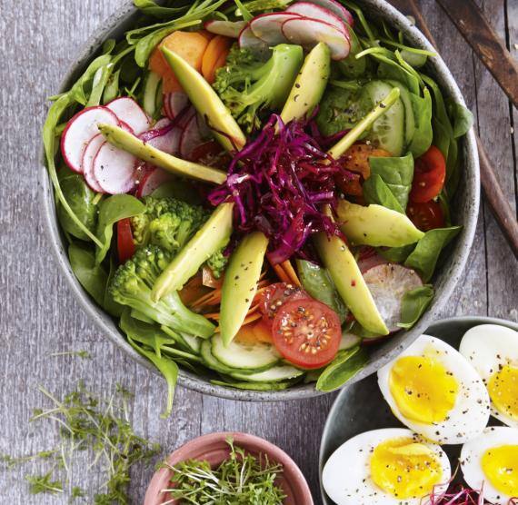 Schale mit verschiedenen Gemüsesorten, Salat und Ei
