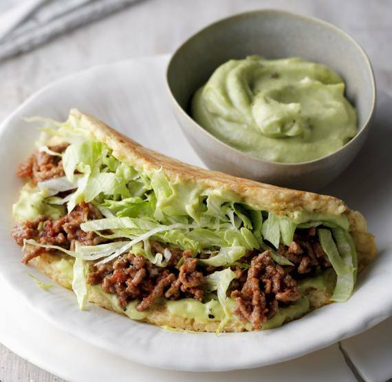 Tortilla auf einem Teller it Hackfleisch und Guacamole