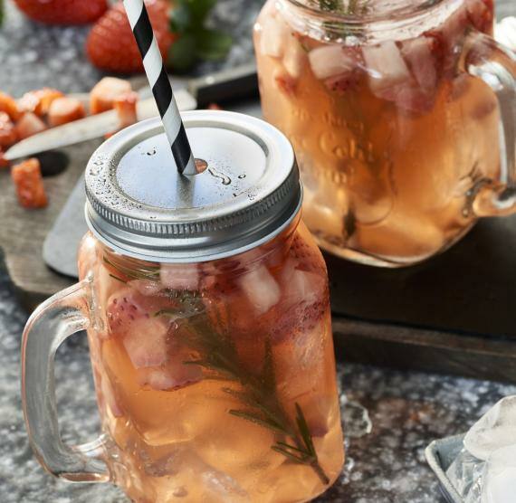 Erdbeergetränk mit Eiswürfeln in einem Henkelglas