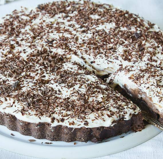 Schokoladentorte mit Streuseln auf einem Kuchenteller