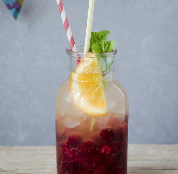 Himbeergetränk in einem Einmachglas mit Strohhalm