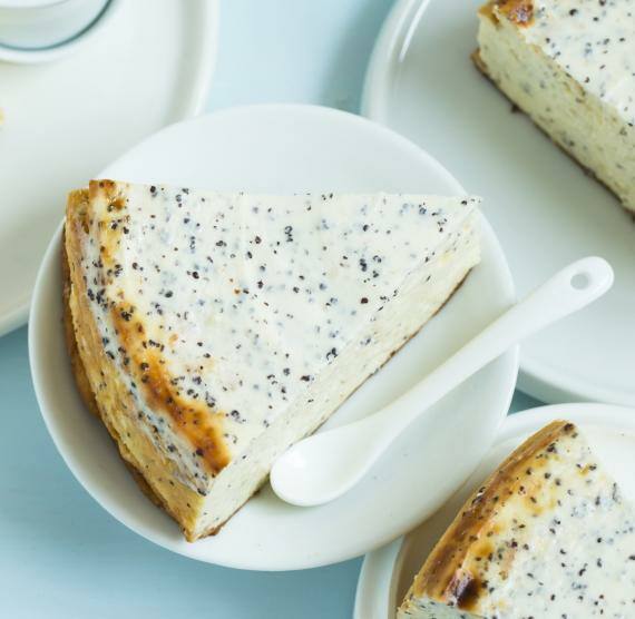 Käsekuchenstücke auf Tellern auf einem Tisch