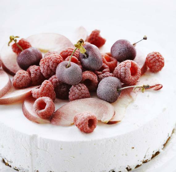 Eistorte mit geeisten Beeren dekoriert auf einer Kuchenplatte