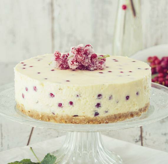 Joghurttorte mit Jonnaisbeeren auf einer Kuchenplatte