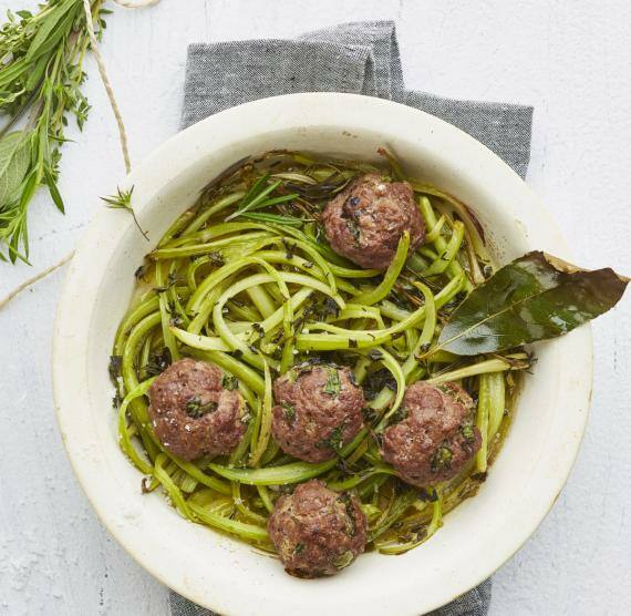 Spaghetti aus Sellerie mit Hackfleischklösschen in einem tiefen Teller