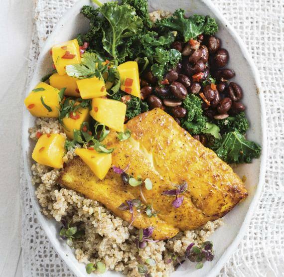 Tiefer Teller mit Bohnen. Quinoa, Fisch und Mango