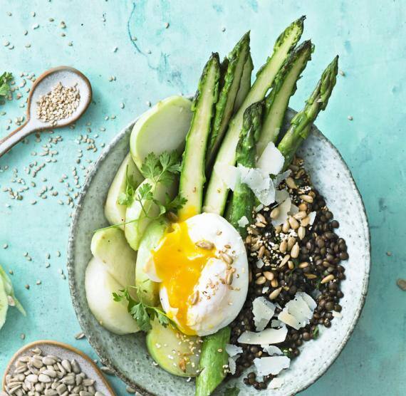 Schale gefüllt mit Linsen, grünem Spargel und Ei