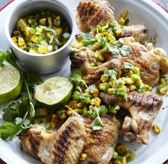Chickenwings mit Mais und Limette auf einem Teller