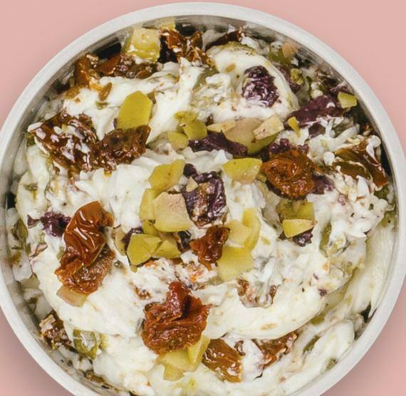 Frischkäse mit Oliven und Kapern in einer kleinen Schale