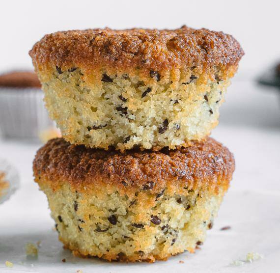 Muffins gestapelt auf einem Teller