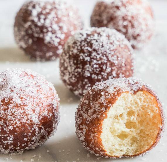 Low Carb Quarkbällchen auf einer Mamorplatte