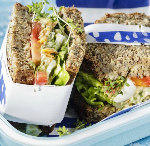 Sandwiches in Papier eingepackt in einer Brotdose