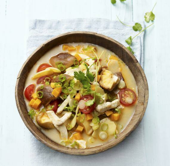 Suppenschüssel mit Gemüse und Hähnchen