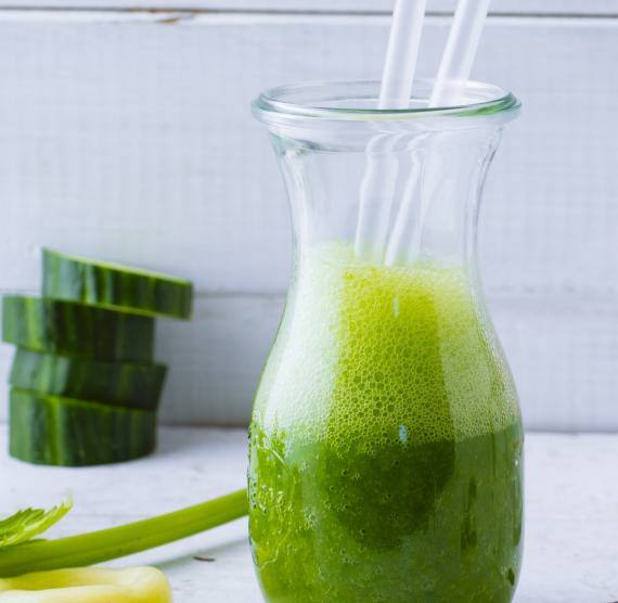 Grüner Smoothie in einer Karaffe