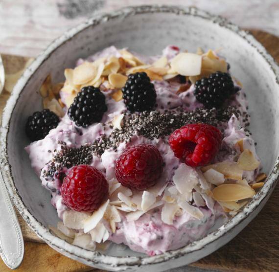 Joghurt und Beeren mit Toppings in einer Schale