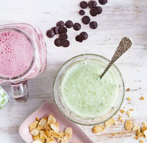 3 Shakesauf einem Holztisch