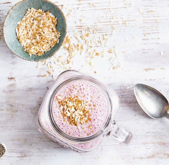 3 Smoothies auf einem Holztisch