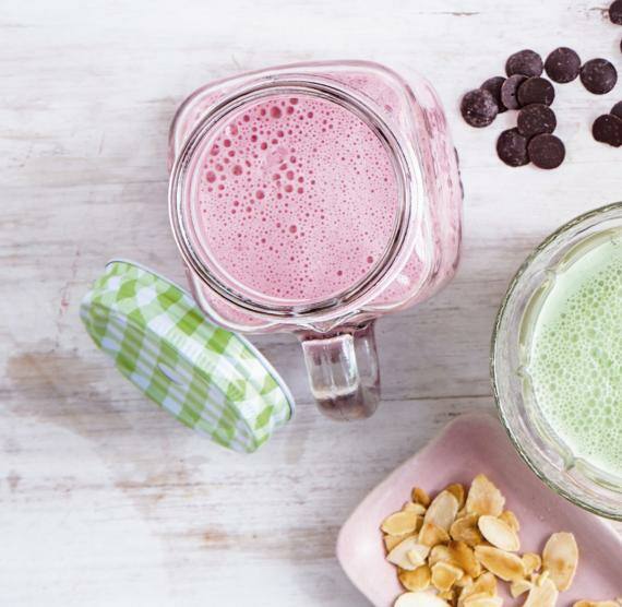 3 verschiedene Smoothies auf einem Holztisch