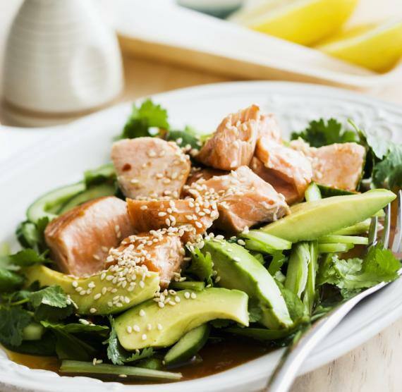 Lachsstücke auf Salat