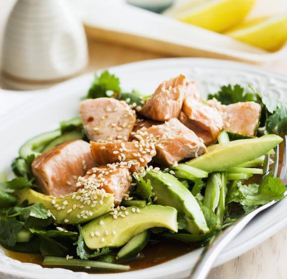 Lachsstücke auf Salat