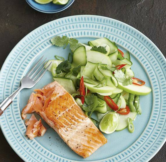 Lachsstück neben Salat auf einem Teller
