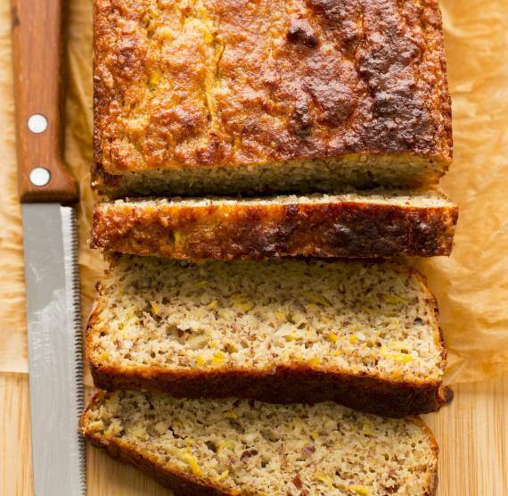 Brotlaib aufgeschnitten auf Backpapier