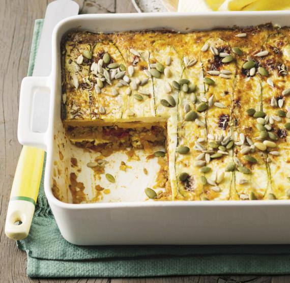 Lasagne in einer Auflaufform in Stücke geschnitten