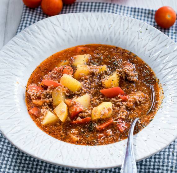 Ein runder Teller mit Bauerntopf auf einem Tisch