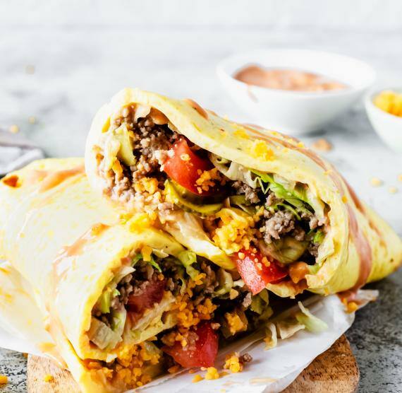 Selbstgemachte Low Carb Big Mac Rollen halbiert auf einem Teller
