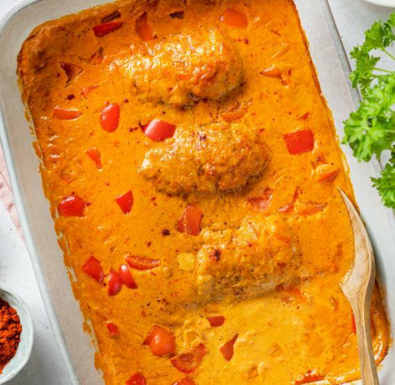 Paprika‑Sahne‑Hähnchen in einer Auflaufform auf einem Tisch