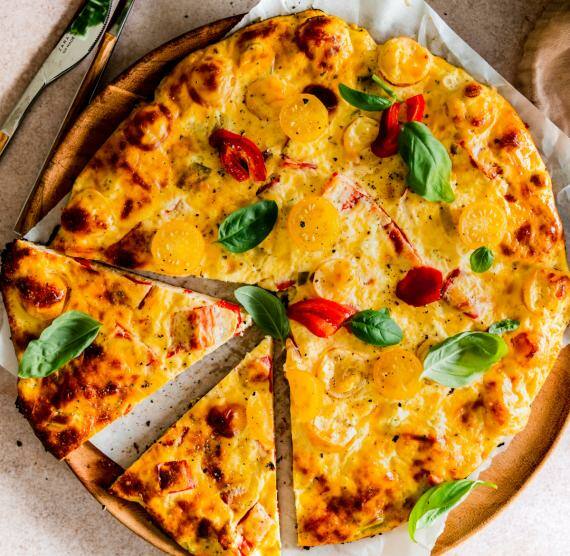 Low‑Carb-Schüttelpizza mit Gemüse auf einem Teller angerichtet