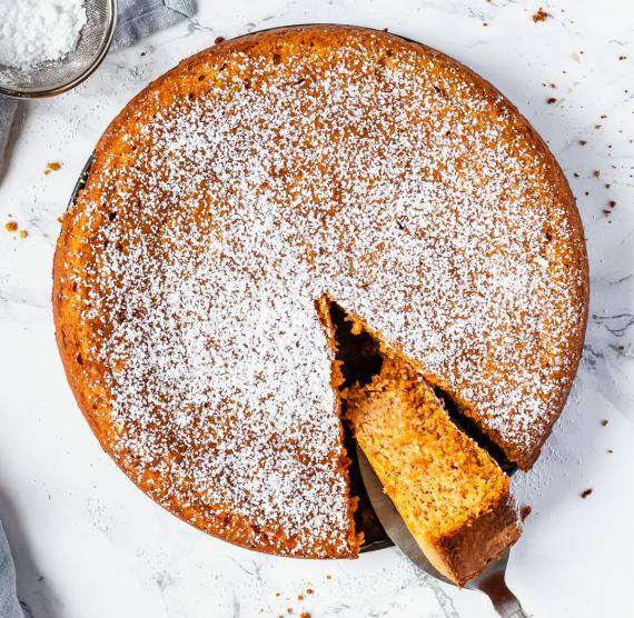 Runder Low Carb Karottenkuchen angeschnitten auf einer Kuchenplatte