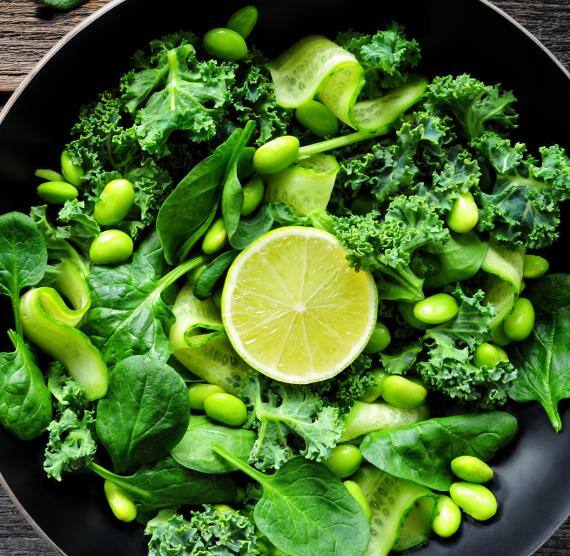 Vegane Spinat-Bowl mit Edamame, Gurke und Grünkohl in einem tiefen Teller